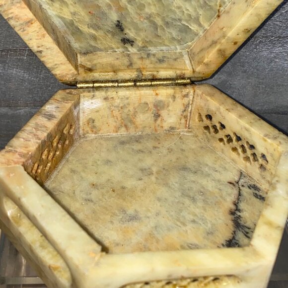 Hexagonal Stone Trinket Box Vintage MOP Inlaid Floral Motif Dendrite Inclusion - Picture 3 of 13